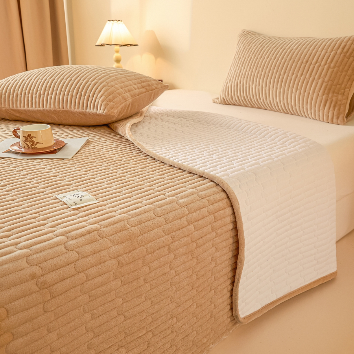 91家纺网 家纺一手货源 找家纺 Sweet dreams甜梦 2025新款A类纯色牛奶绒夹棉床盖 驼色