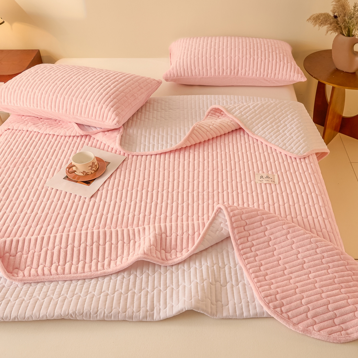 91家纺网 家纺一手货源 找家纺 Sweet dreams甜梦 2025新款A类纯色牛奶绒夹棉床盖 粉玉