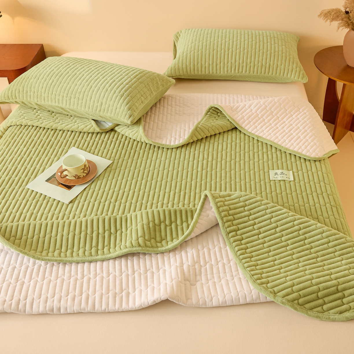 91家纺网 家纺一手货源 找家纺 Sweet dreams甜梦 2025新款A类纯色牛奶绒夹棉床盖 青石绿