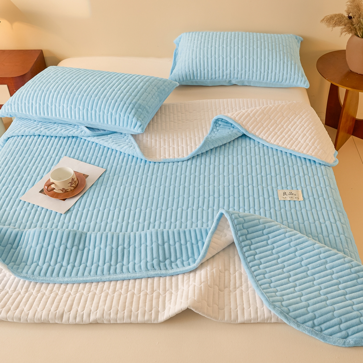 91家纺网 家纺一手货源 找家纺 Sweet dreams甜梦 2025新款A类纯色牛奶绒夹棉床盖 天蓝