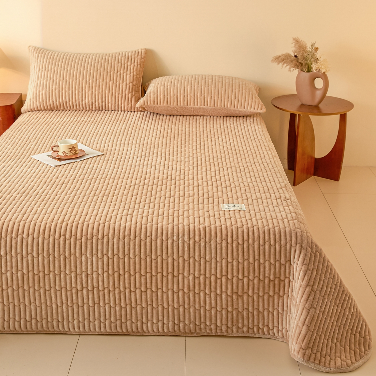 91家纺网 家纺一手货源 找家纺 Sweet dreams甜梦 2025新款A类纯色牛奶绒夹棉床盖 驼色