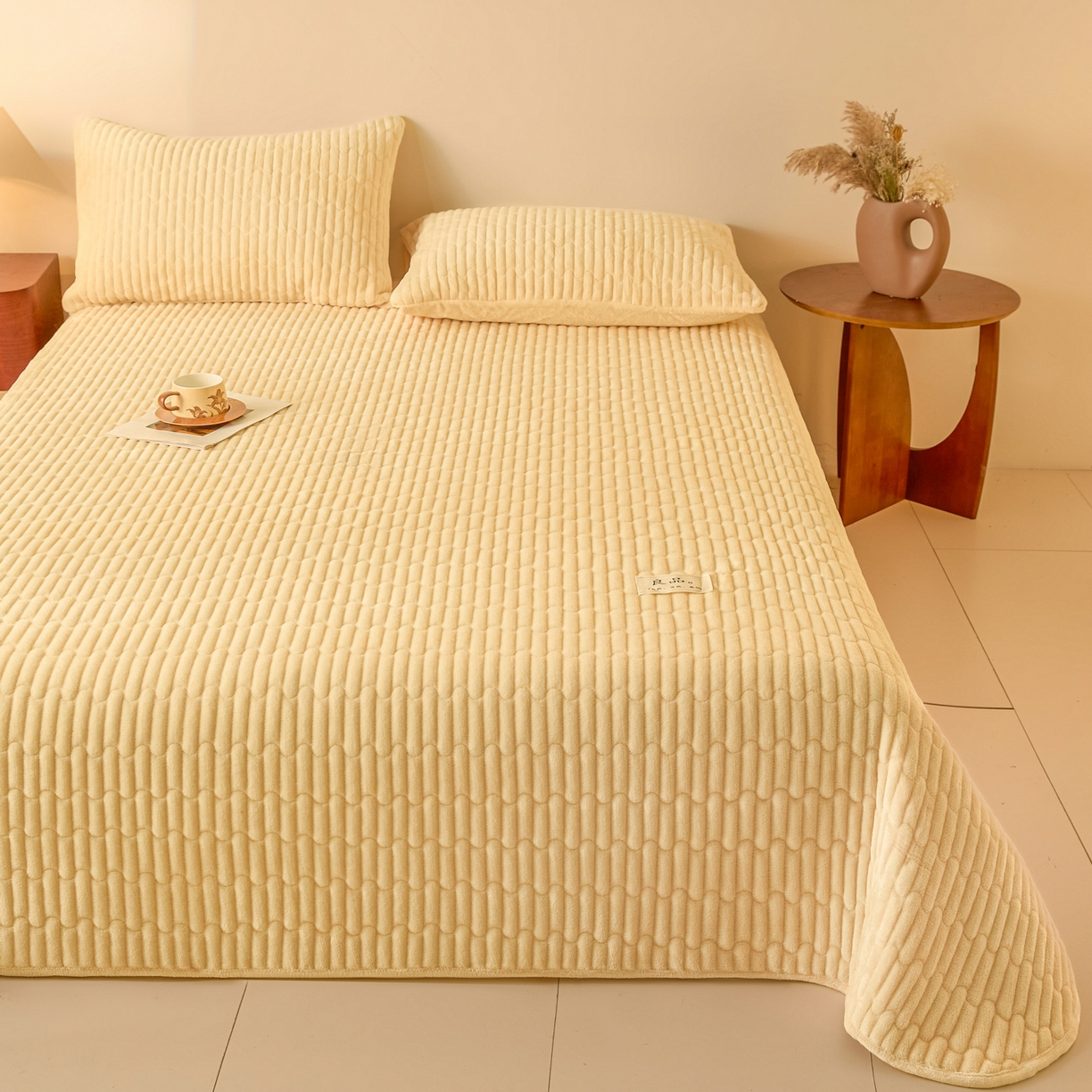 91家纺网 家纺一手货源 找家纺 Sweet dreams甜梦 2025新款A类纯色牛奶绒夹棉床盖 米黄