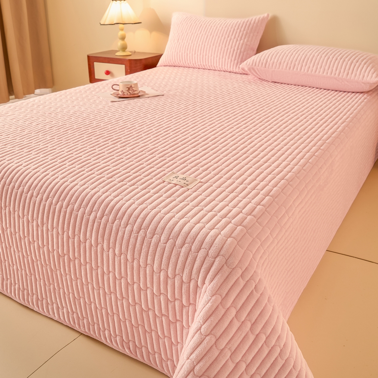 91家纺网 家纺一手货源 找家纺 Sweet dreams甜梦 2025新款A类纯色牛奶绒夹棉床盖 粉玉