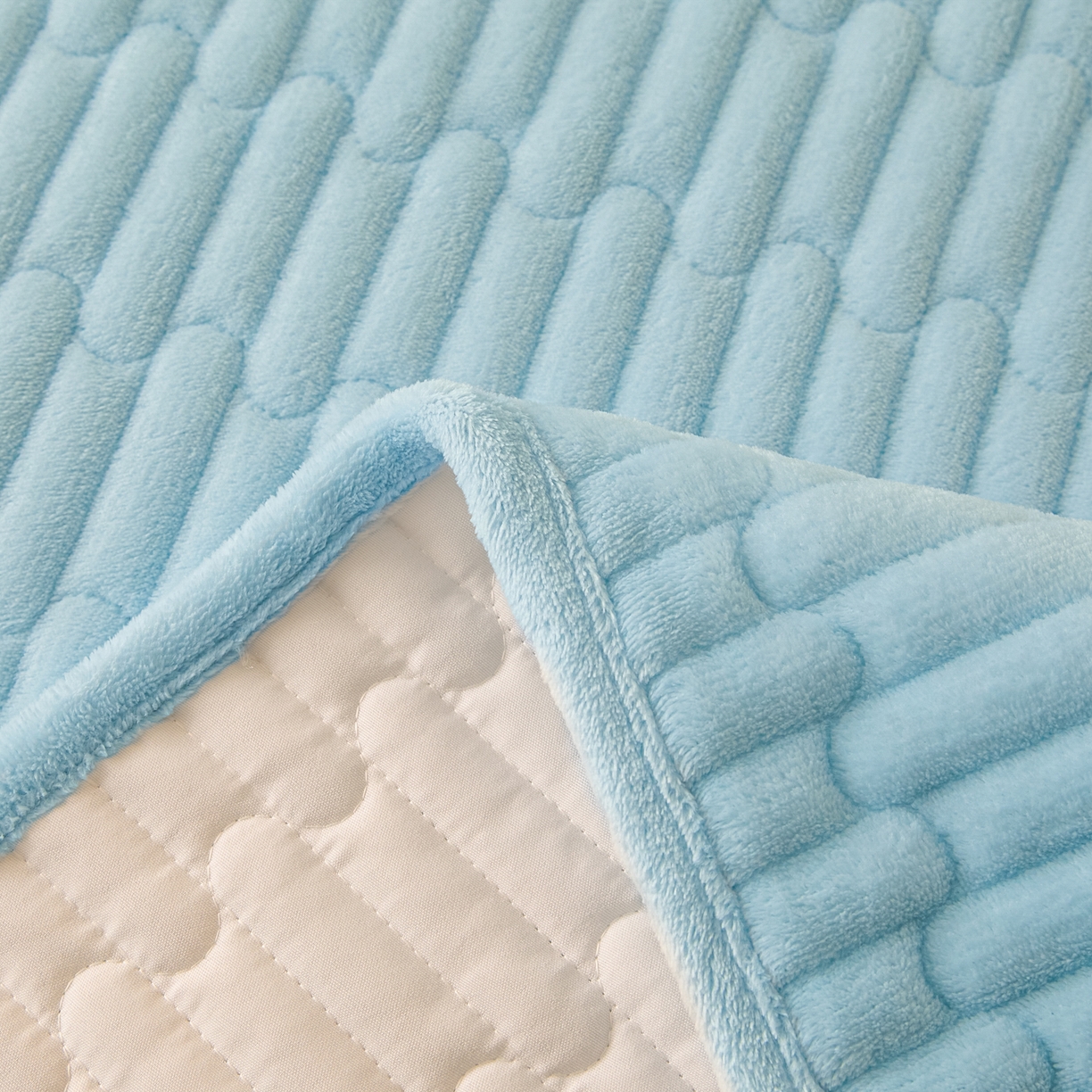 91家纺网 家纺一手货源 找家纺 Sweet dreams甜梦 2025新款A类纯色牛奶绒夹棉床盖 天蓝