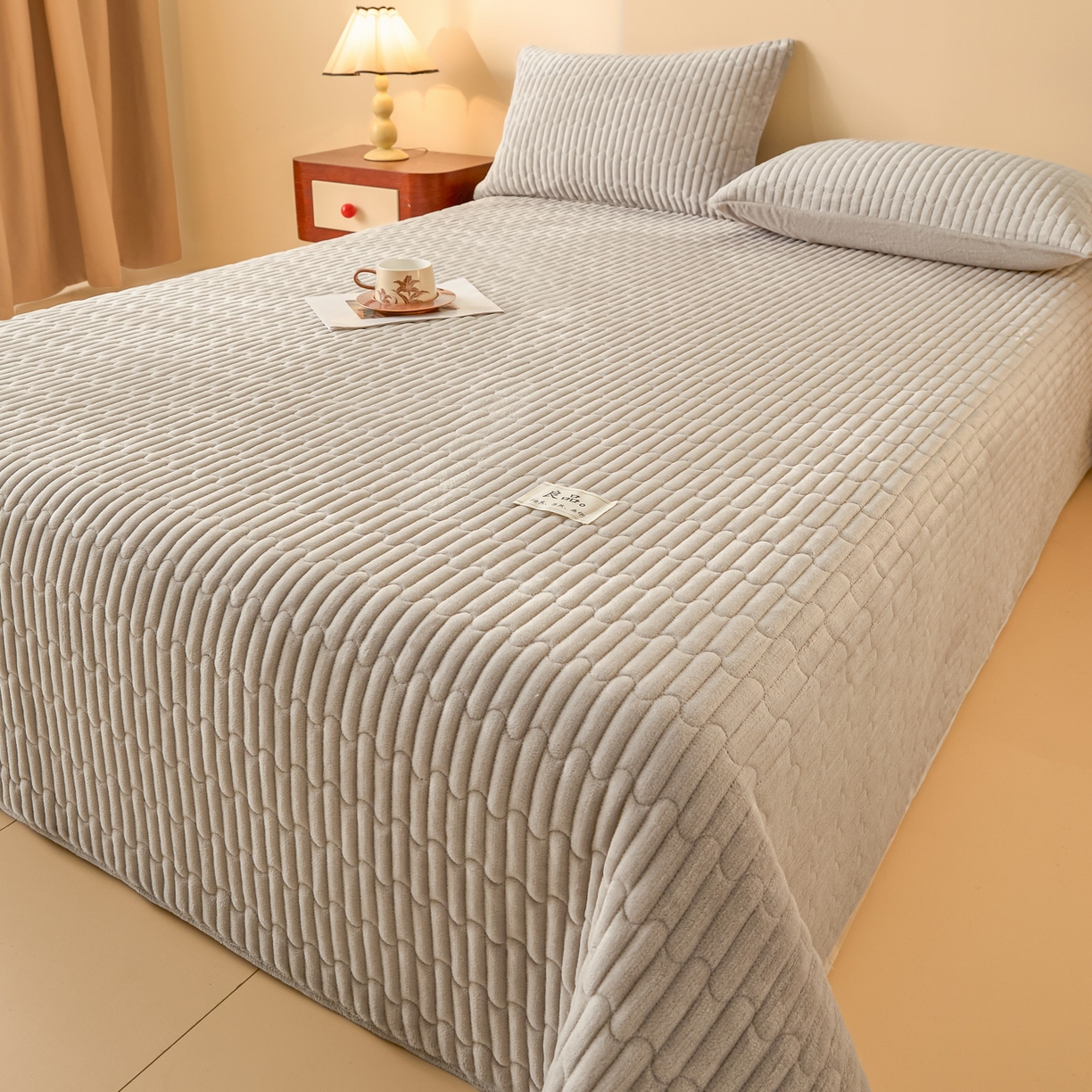 91家纺网 家纺一手货源 找家纺 Sweet dreams甜梦 2025新款A类纯色牛奶绒夹棉床盖 浅灰