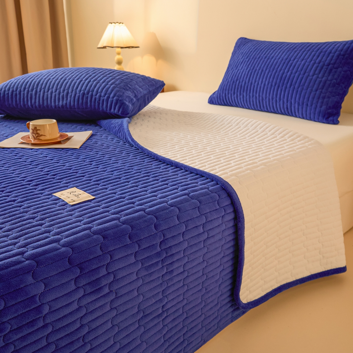 91家纺网 家纺一手货源 找家纺 Sweet dreams甜梦 2025新款A类纯色牛奶绒夹棉床盖 藏青