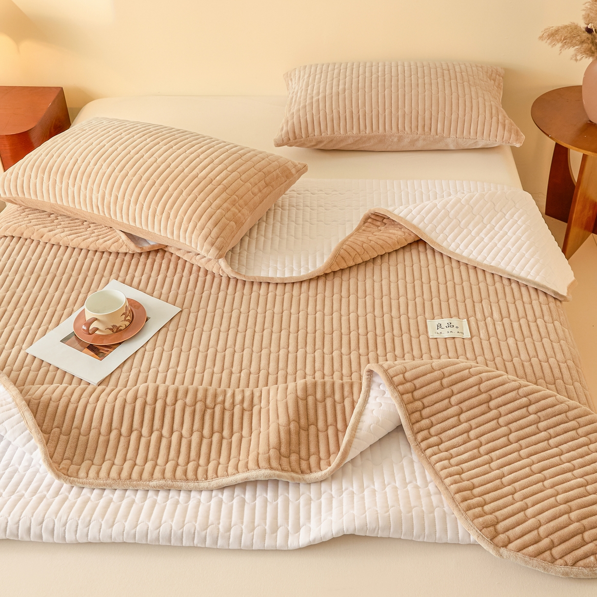 91家纺网 家纺一手货源 找家纺 Sweet dreams甜梦 2025新款A类纯色牛奶绒夹棉床盖 驼色