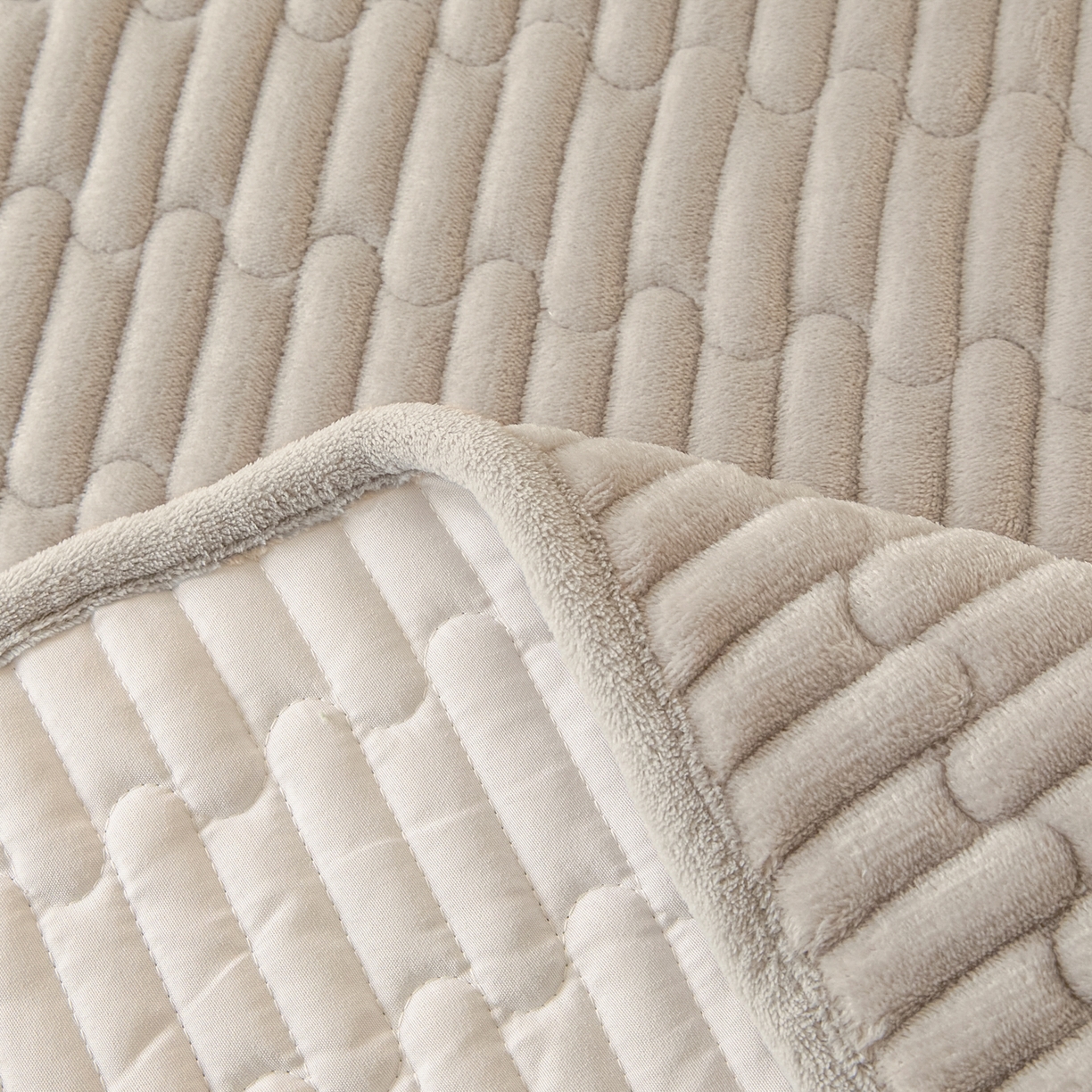 91家纺网 家纺一手货源 找家纺 Sweet dreams甜梦 2025新款A类纯色牛奶绒夹棉床盖 浅灰