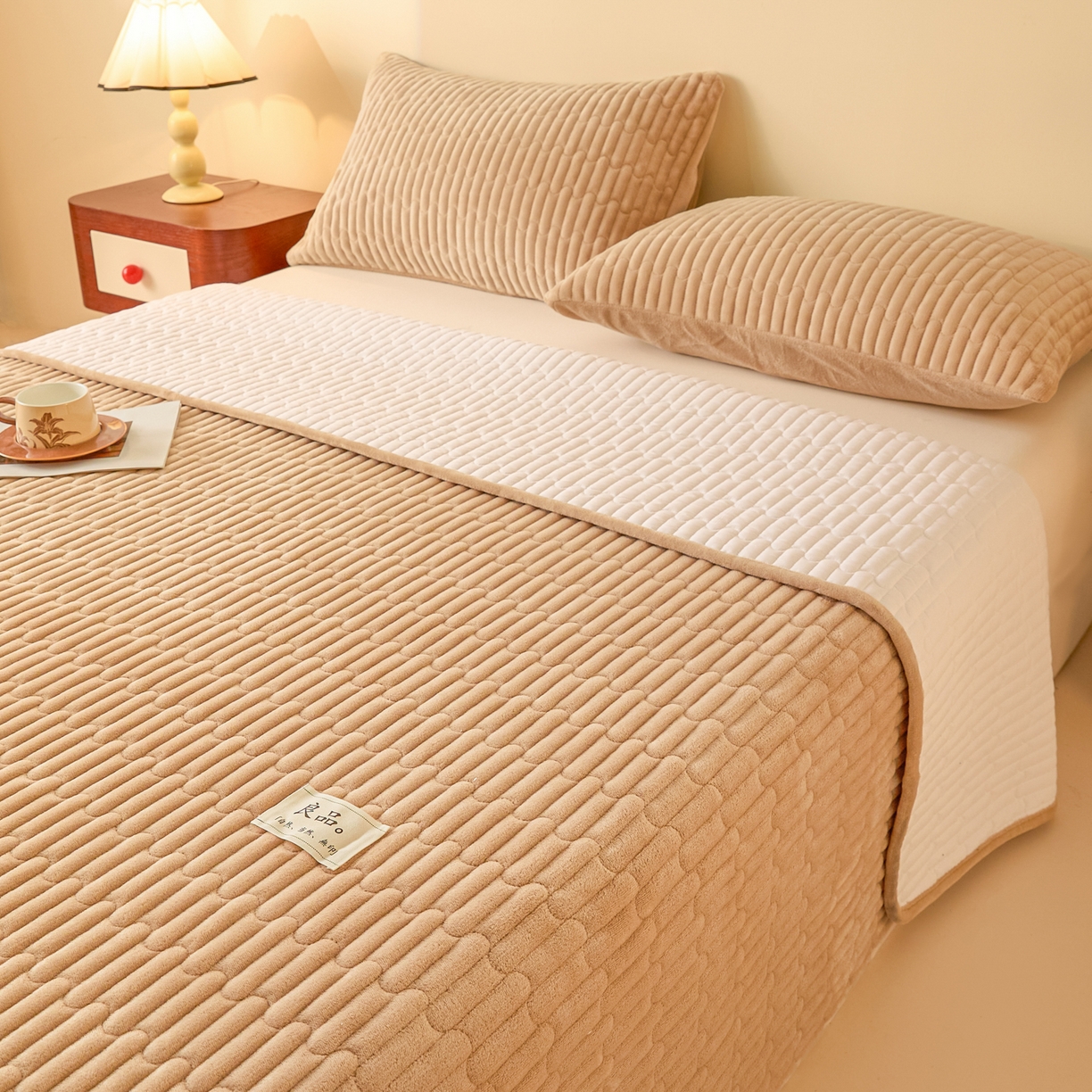 91家纺网 家纺一手货源 找家纺 Sweet dreams甜梦 2025新款A类纯色牛奶绒夹棉床盖 驼色