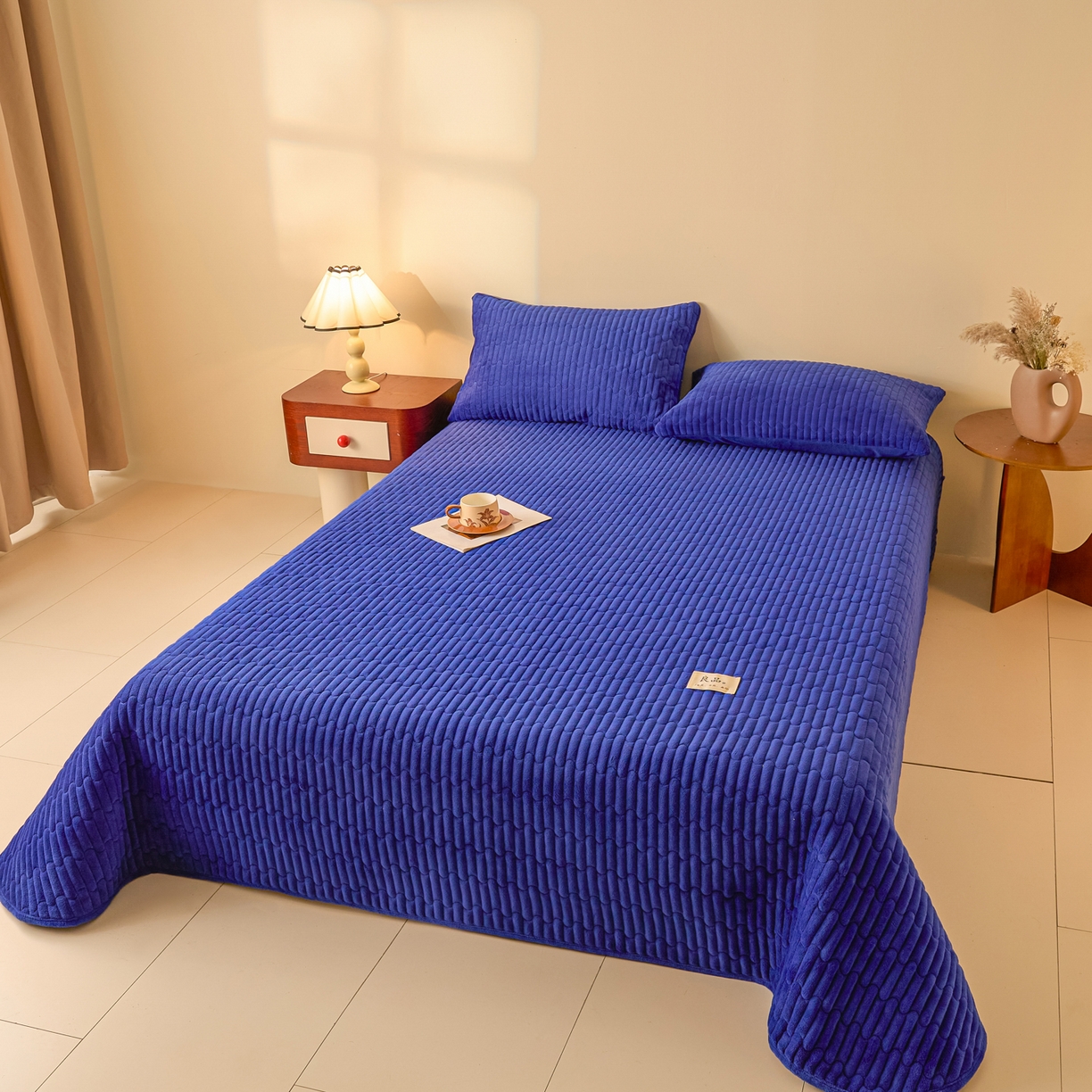 91家纺网 家纺一手货源 找家纺 Sweet dreams甜梦 2025新款A类纯色牛奶绒夹棉床盖 藏青