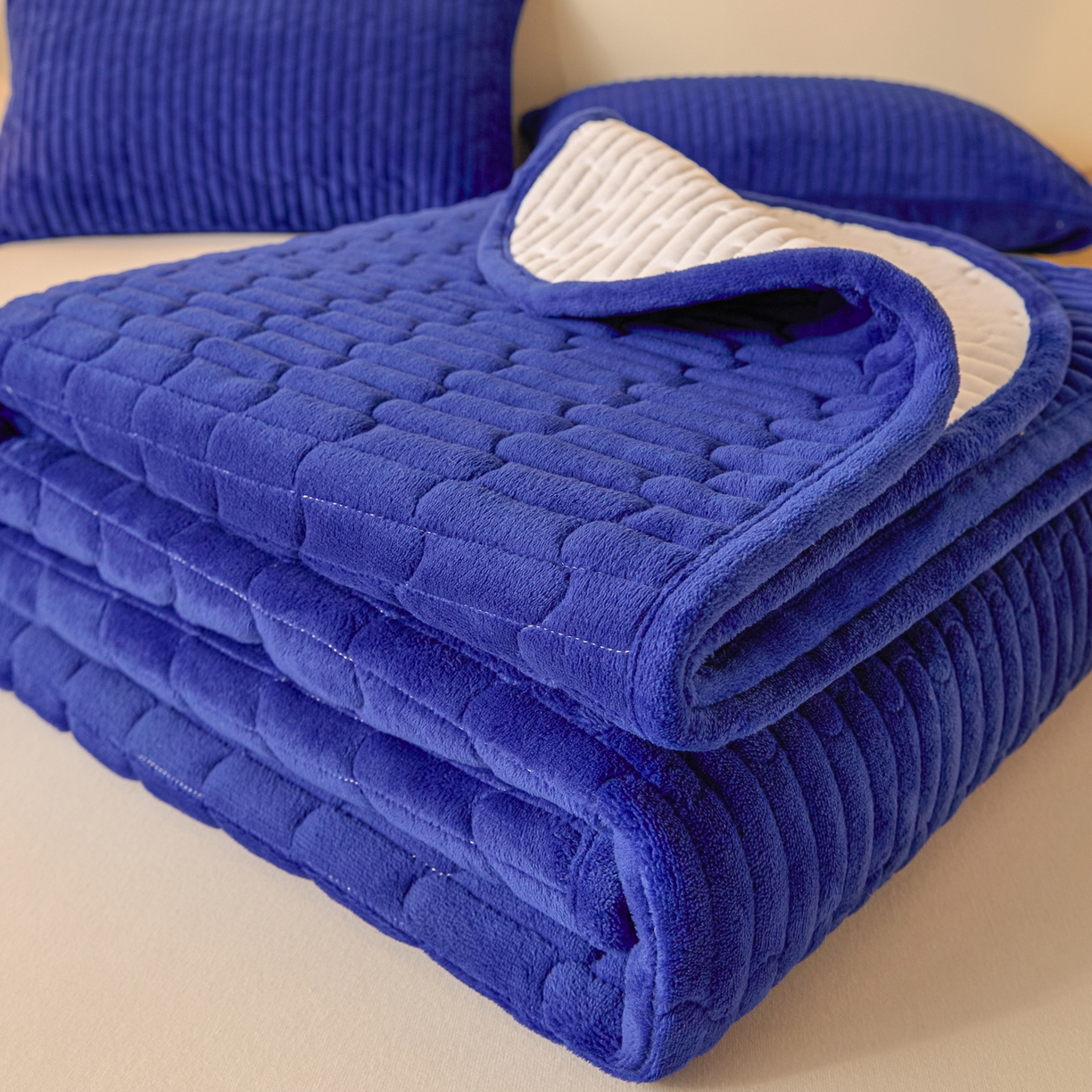 91家纺网 家纺一手货源 找家纺 Sweet dreams甜梦 2025新款A类纯色牛奶绒夹棉床盖 藏青