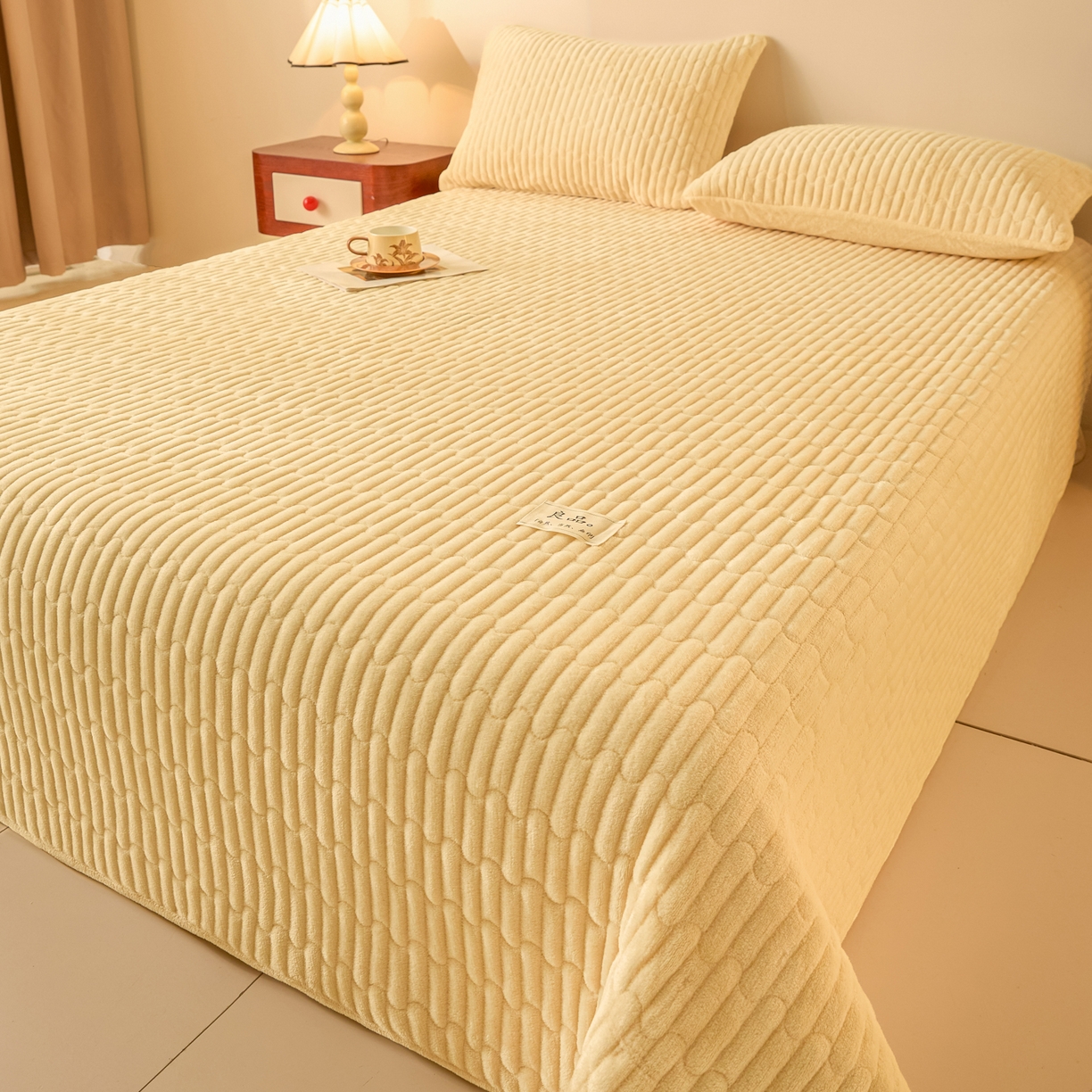 91家纺网 家纺一手货源 找家纺 Sweet dreams甜梦 2025新款A类纯色牛奶绒夹棉床盖 米黄