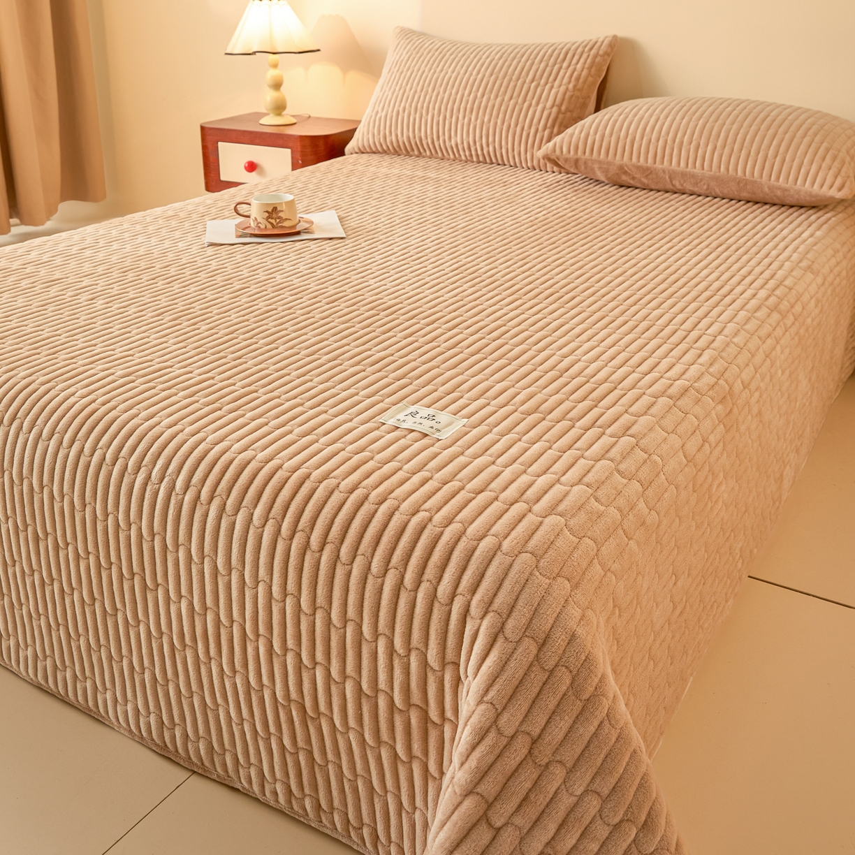 91家纺网 家纺一手货源 找家纺 Sweet dreams甜梦 2025新款A类纯色牛奶绒夹棉床盖 驼色