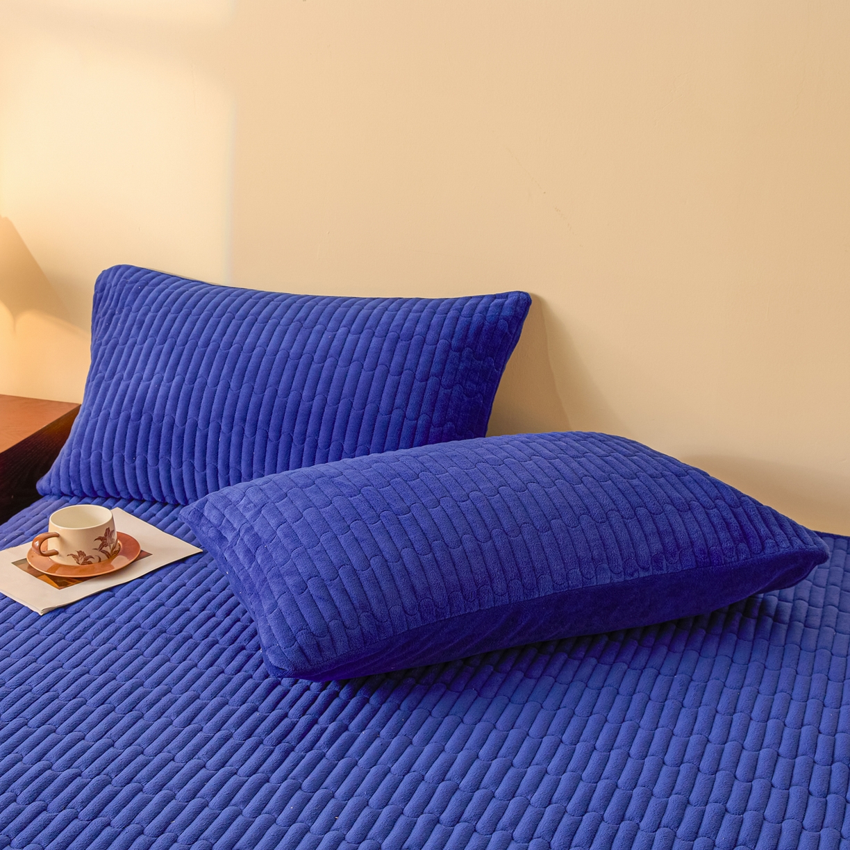 91家纺网 家纺一手货源 找家纺 Sweet dreams甜梦 2025新款A类纯色牛奶绒夹棉床盖 藏青