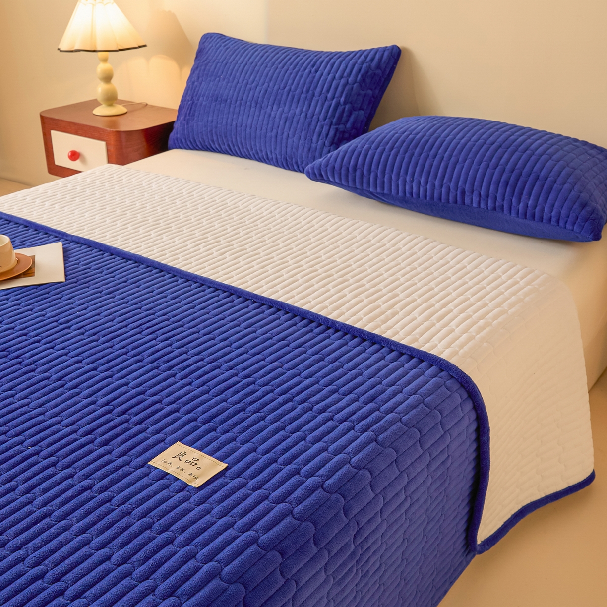 91家纺网 家纺一手货源 找家纺 Sweet dreams甜梦 2025新款A类纯色牛奶绒夹棉床盖 藏青