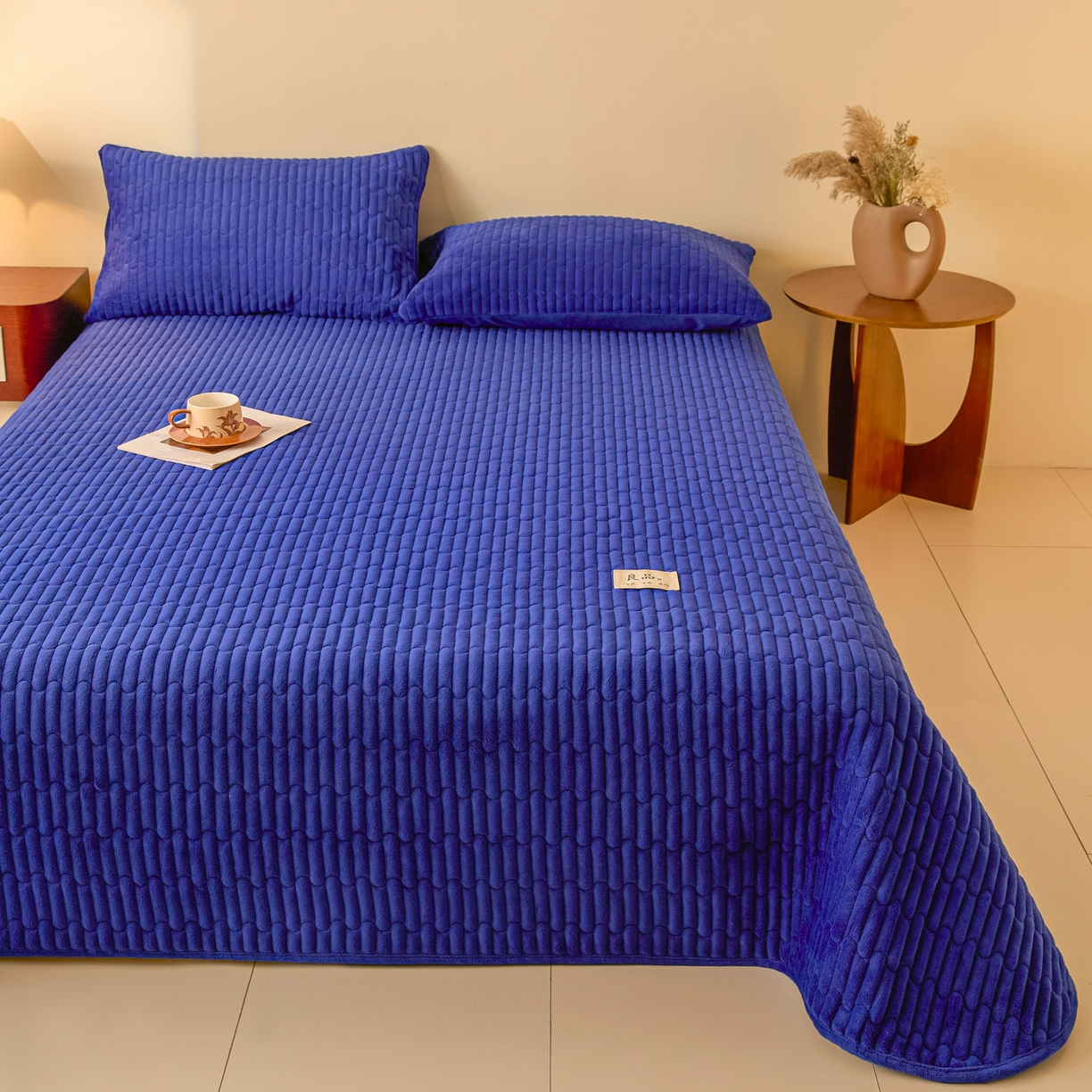 91家纺网 家纺一手货源 找家纺 Sweet dreams甜梦 2025新款A类纯色牛奶绒夹棉床盖 藏青