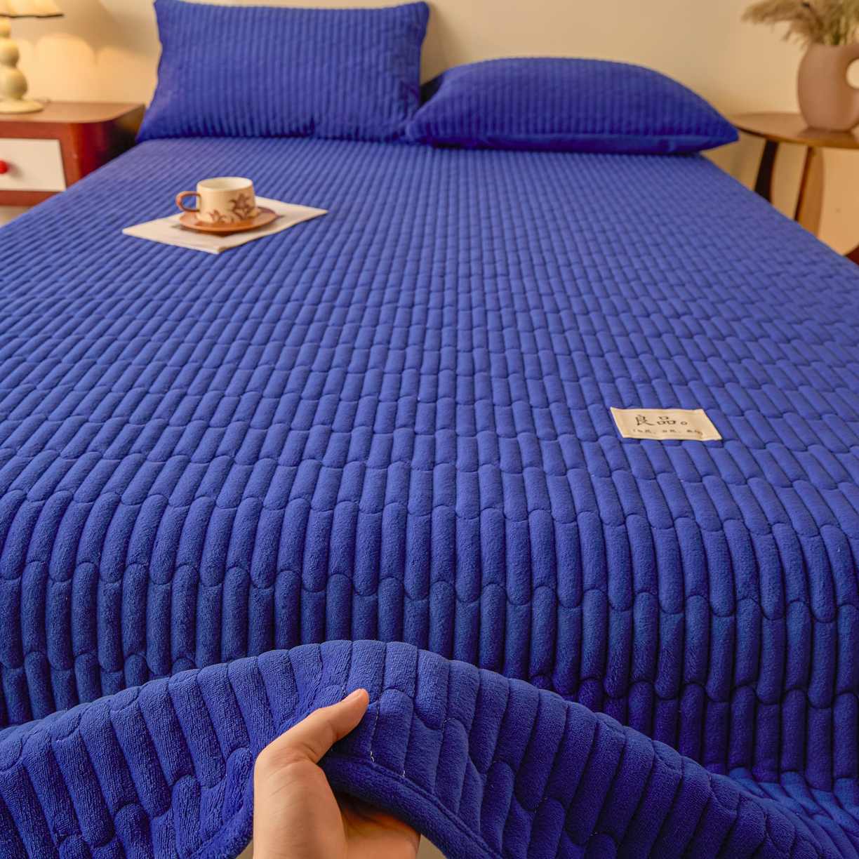 91家纺网 家纺一手货源 找家纺 Sweet dreams甜梦 2025新款A类纯色牛奶绒夹棉床盖 藏青