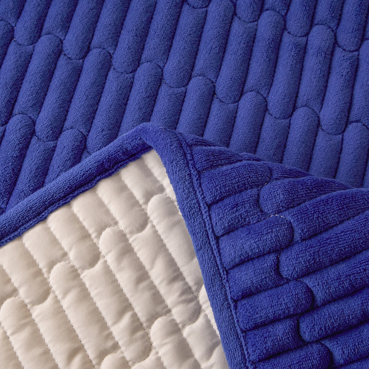 91家纺网 家纺一手货源 找家纺 Sweet dreams甜梦 2025新款A类纯色牛奶绒夹棉床盖 藏青