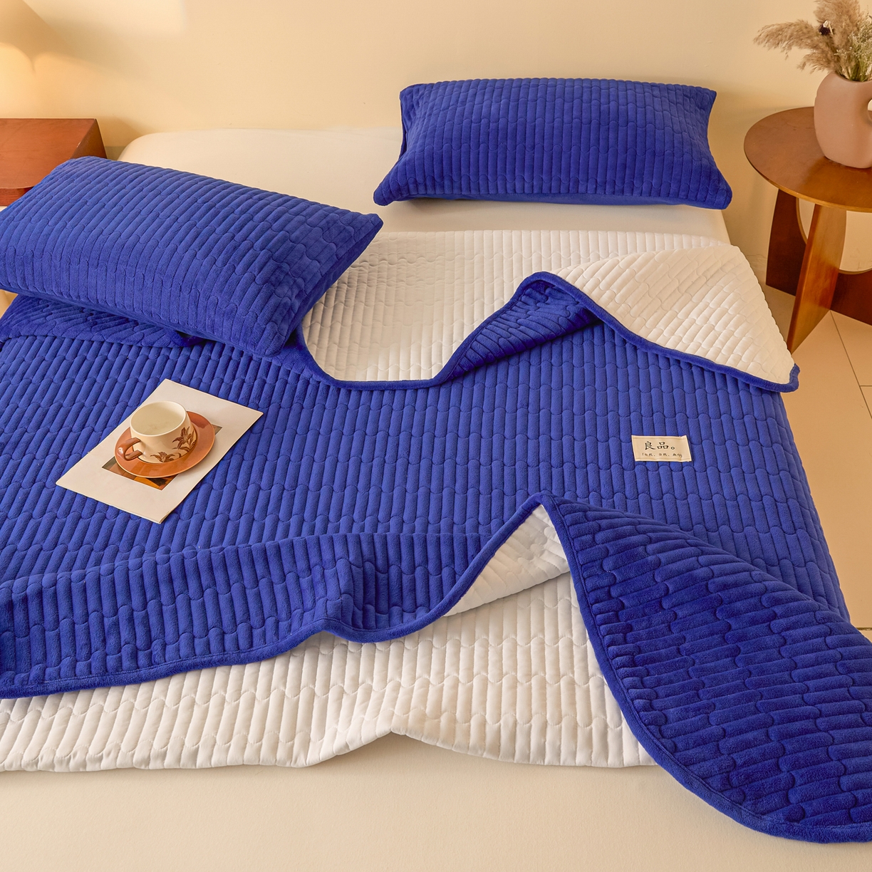 91家纺网 家纺一手货源 找家纺 Sweet dreams甜梦 2025新款A类纯色牛奶绒夹棉床盖 藏青