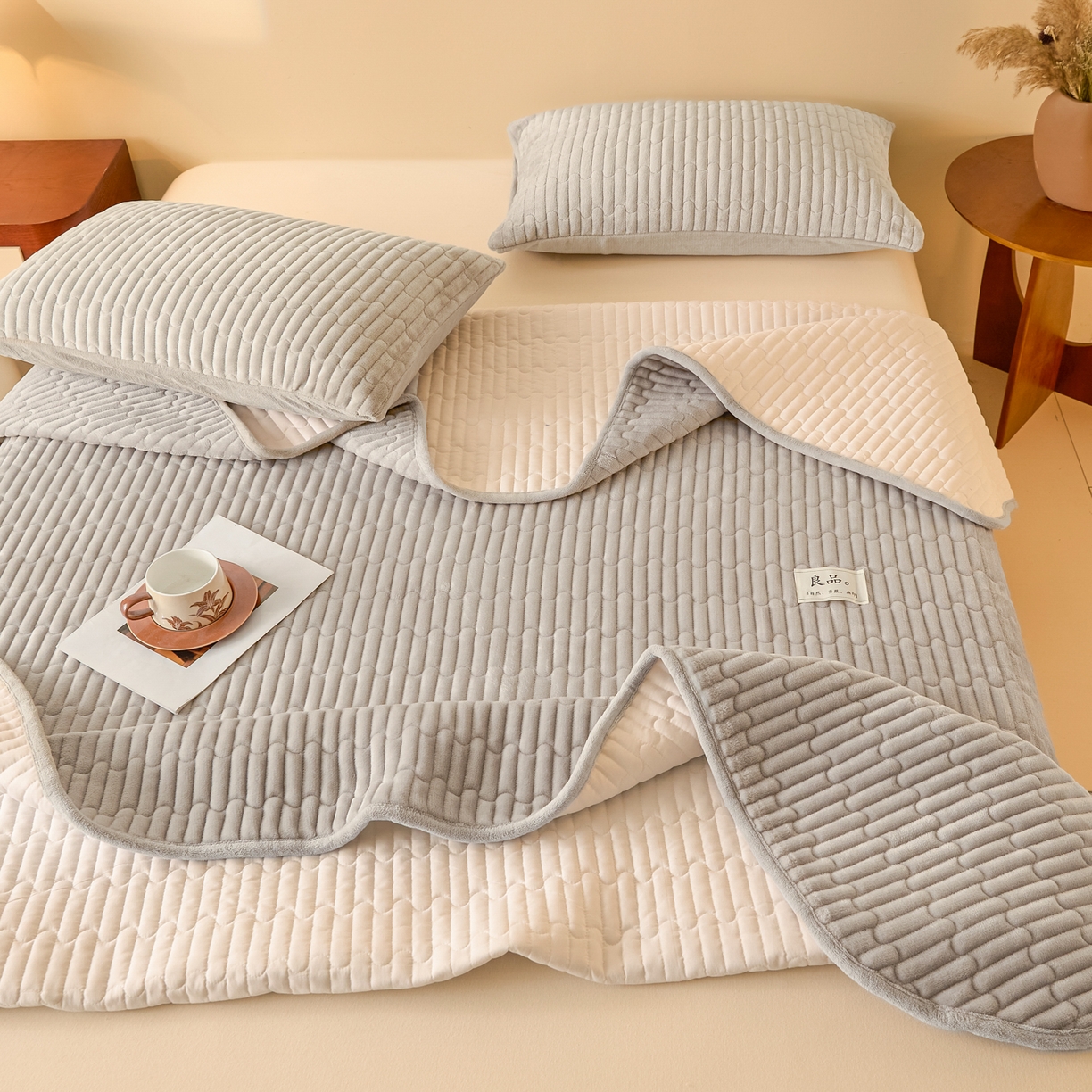 91家纺网 家纺一手货源 找家纺 Sweet dreams甜梦 2025新款A类纯色牛奶绒夹棉床盖 浅灰