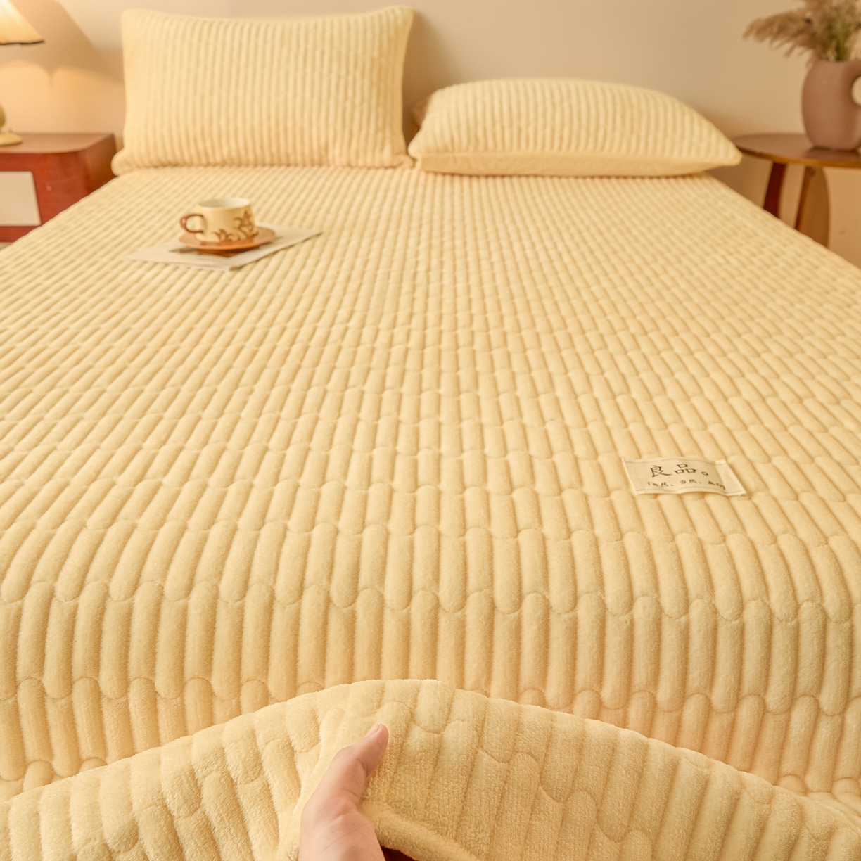 91家纺网 家纺一手货源 找家纺 Sweet dreams甜梦 2025新款A类纯色牛奶绒夹棉床盖 米黄
