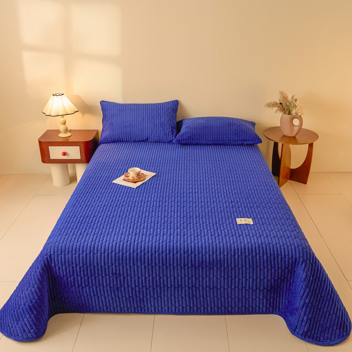 91家纺网 家纺一手货源 找家纺 Sweet dreams甜梦 2025新款A类纯色牛奶绒夹棉床盖 藏青