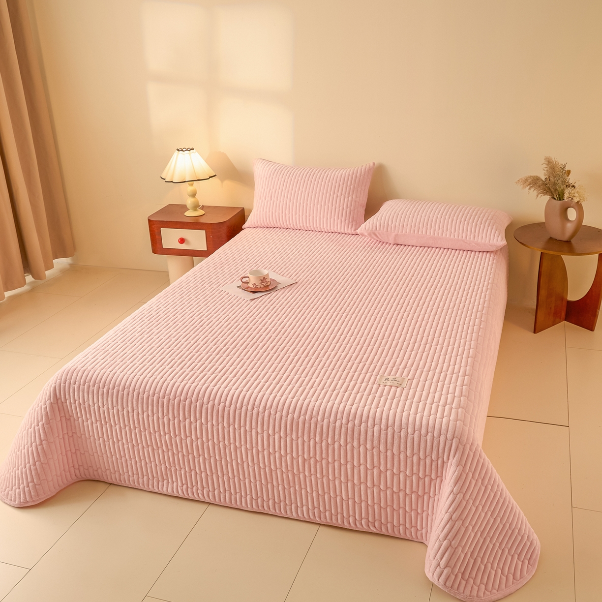 91家纺网 家纺一手货源 找家纺 Sweet dreams甜梦 2025新款A类纯色牛奶绒夹棉床盖 粉玉