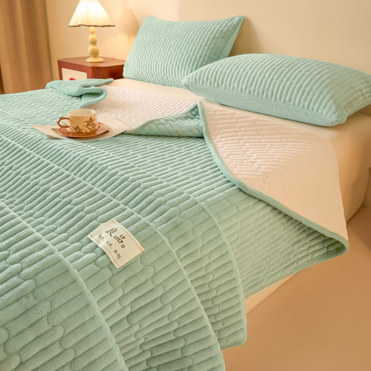 91家纺网 家纺一手货源 找家纺 Sweet dreams甜梦 2025新款A类纯色牛奶绒夹棉床盖 清新绿