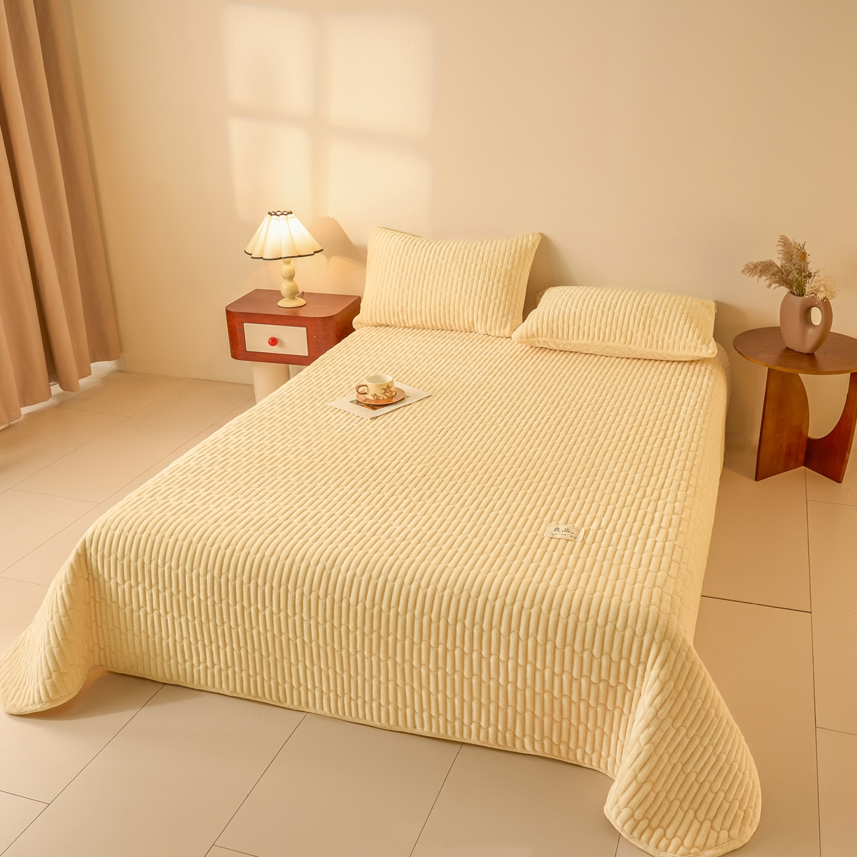 91家纺网 家纺一手货源 找家纺 Sweet dreams甜梦 2025新款A类纯色牛奶绒夹棉床盖 米黄