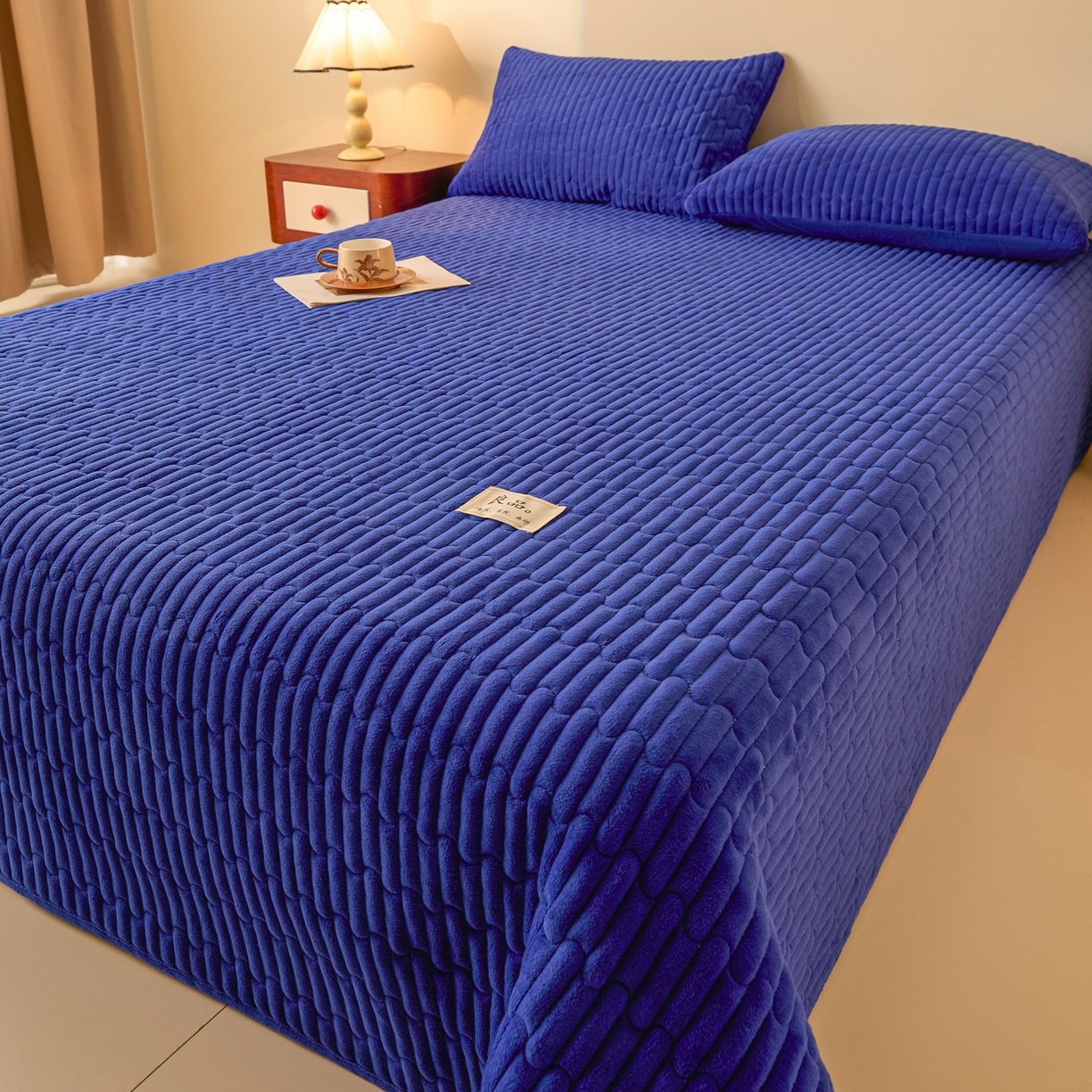 91家纺网 家纺一手货源 找家纺 Sweet dreams甜梦 2025新款A类纯色牛奶绒夹棉床盖 藏青