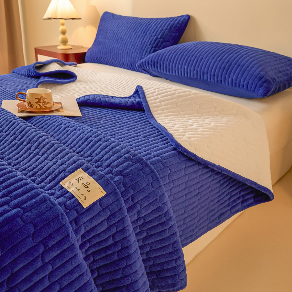 91家纺网 家纺一手货源 找家纺 Sweet dreams甜梦 2025新款A类纯色牛奶绒夹棉床盖 藏青
