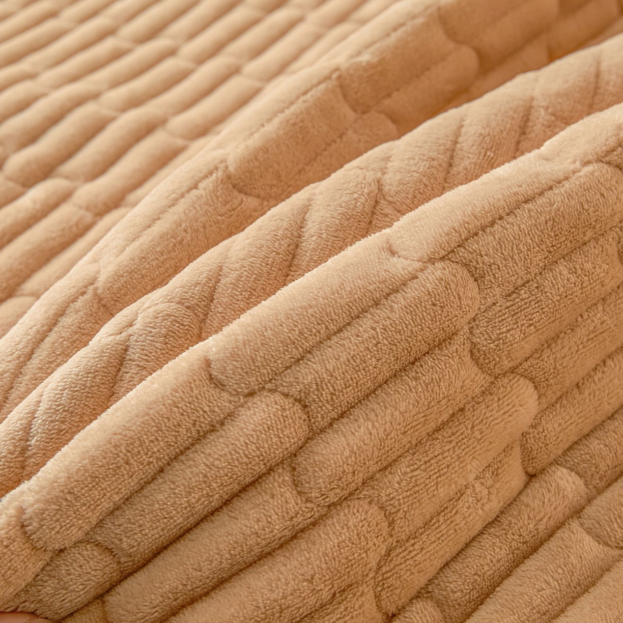 91家纺网 家纺一手货源 找家纺 Sweet dreams甜梦 2025新款A类纯色牛奶绒夹棉床盖 驼色