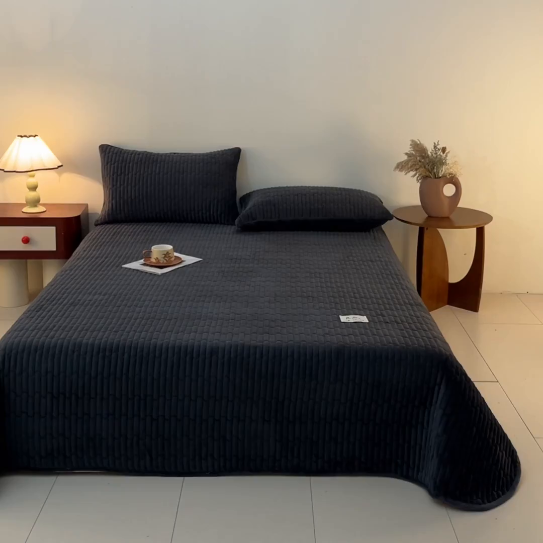 91家纺网 家纺一手货源 找家纺 Sweet dreams甜梦 2025新款A类纯色牛奶绒夹棉床盖 深灰