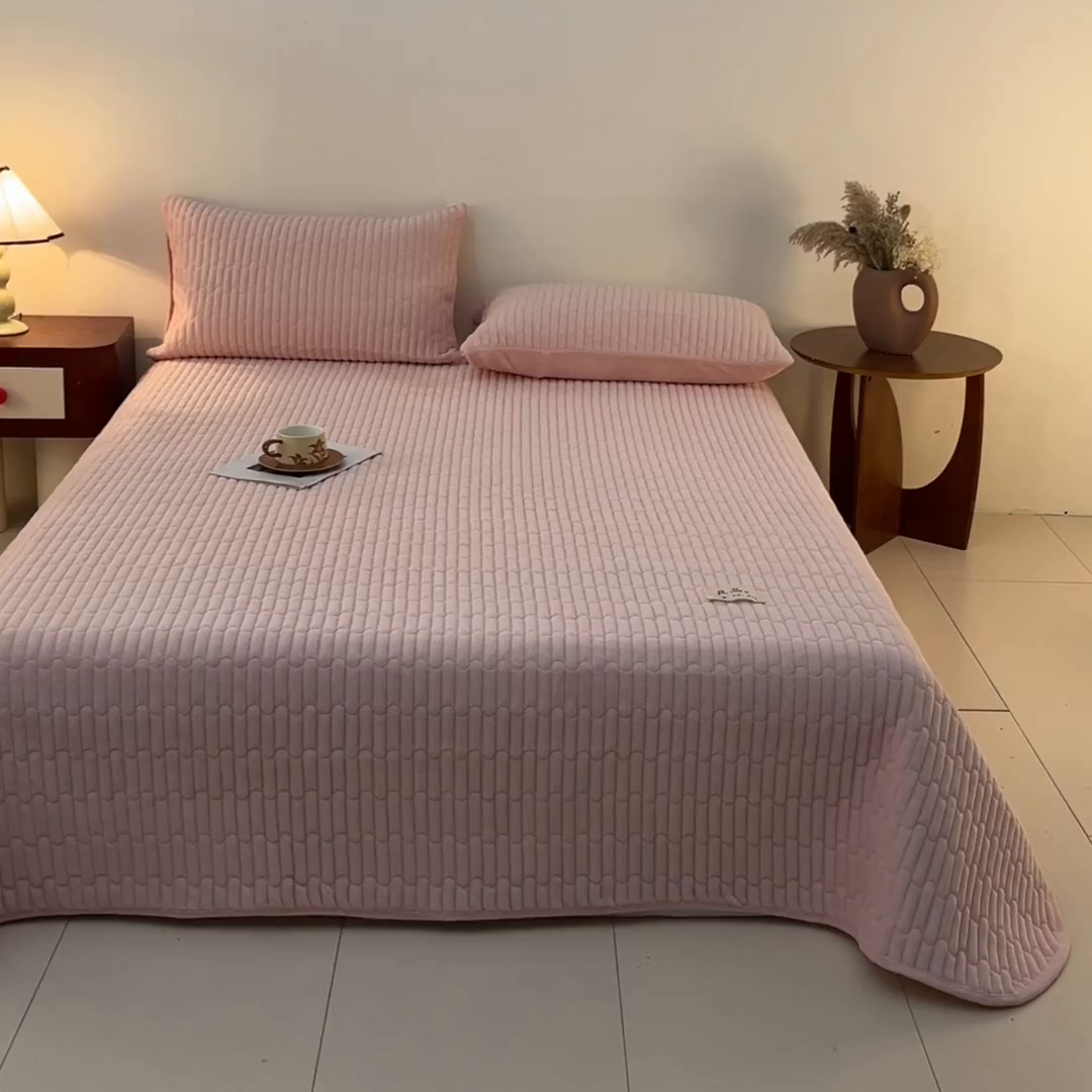 91家纺网 家纺一手货源 找家纺 Sweet dreams甜梦 2025新款A类纯色牛奶绒夹棉床盖 粉玉