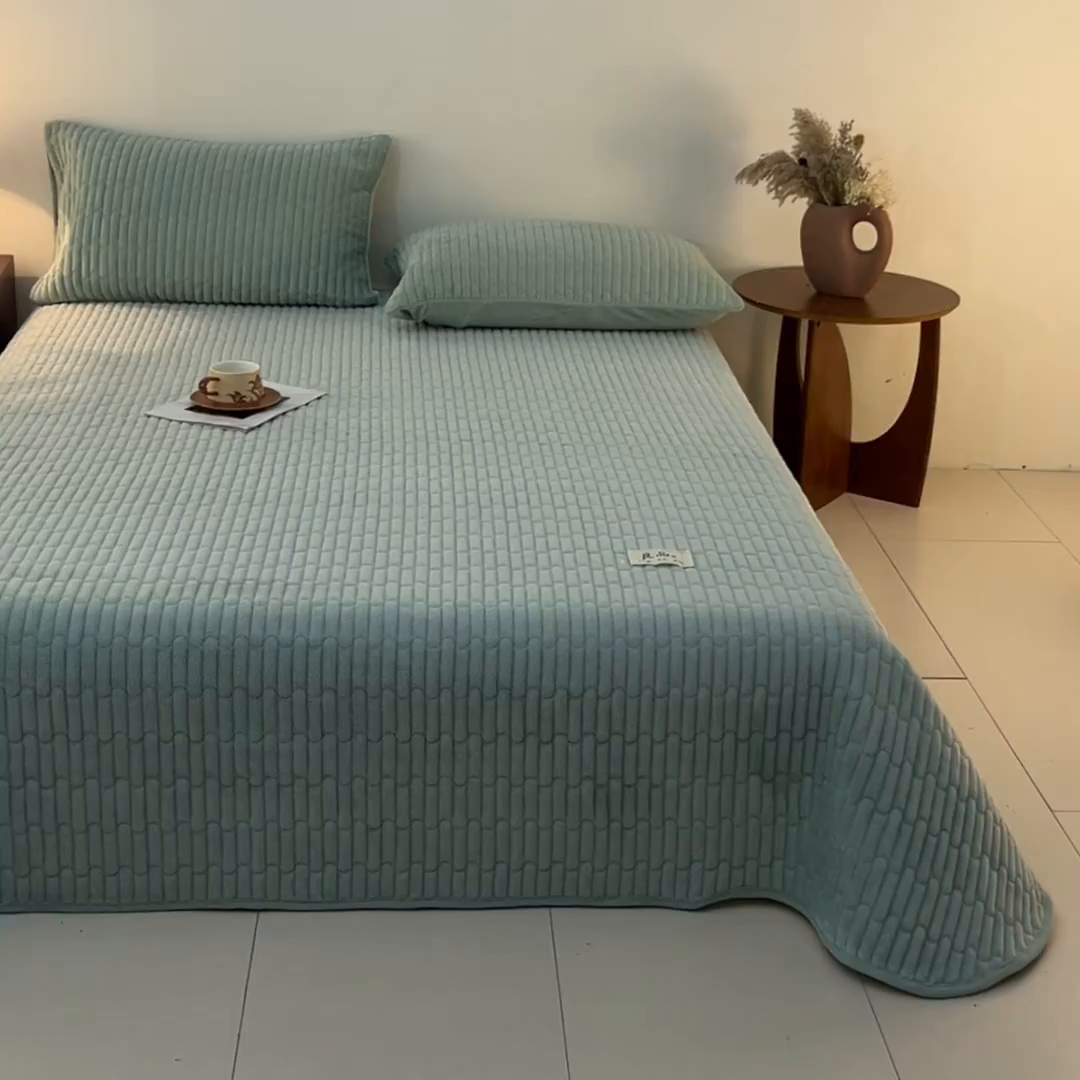 91家纺网 家纺一手货源 找家纺 Sweet dreams甜梦 2025新款A类纯色牛奶绒夹棉床盖 清新绿