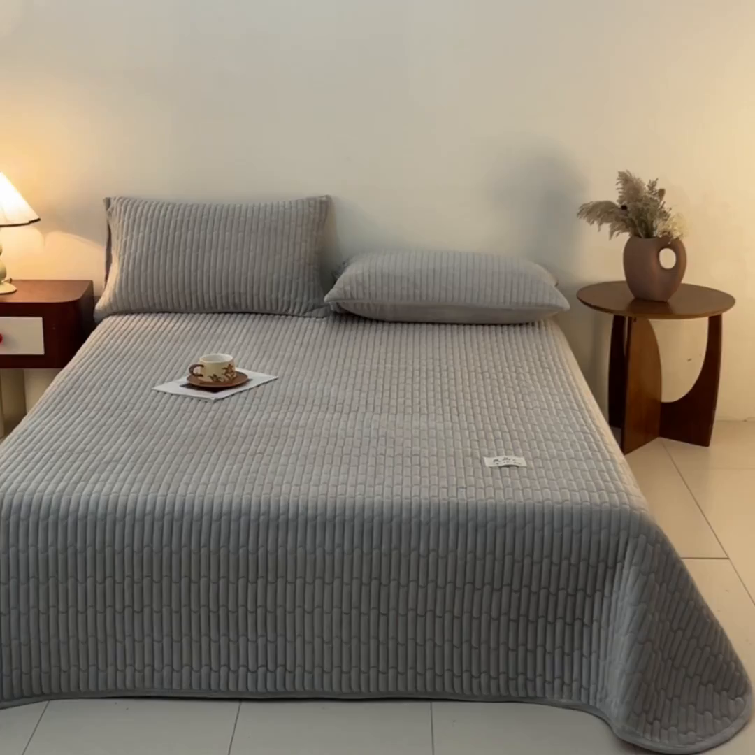 91家纺网 家纺一手货源 找家纺 Sweet dreams甜梦 2025新款A类纯色牛奶绒夹棉床盖 浅灰
