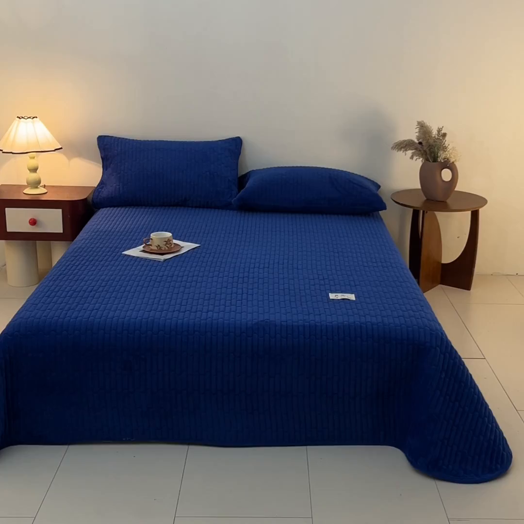 91家纺网 家纺一手货源 找家纺 Sweet dreams甜梦 2025新款A类纯色牛奶绒夹棉床盖 藏青