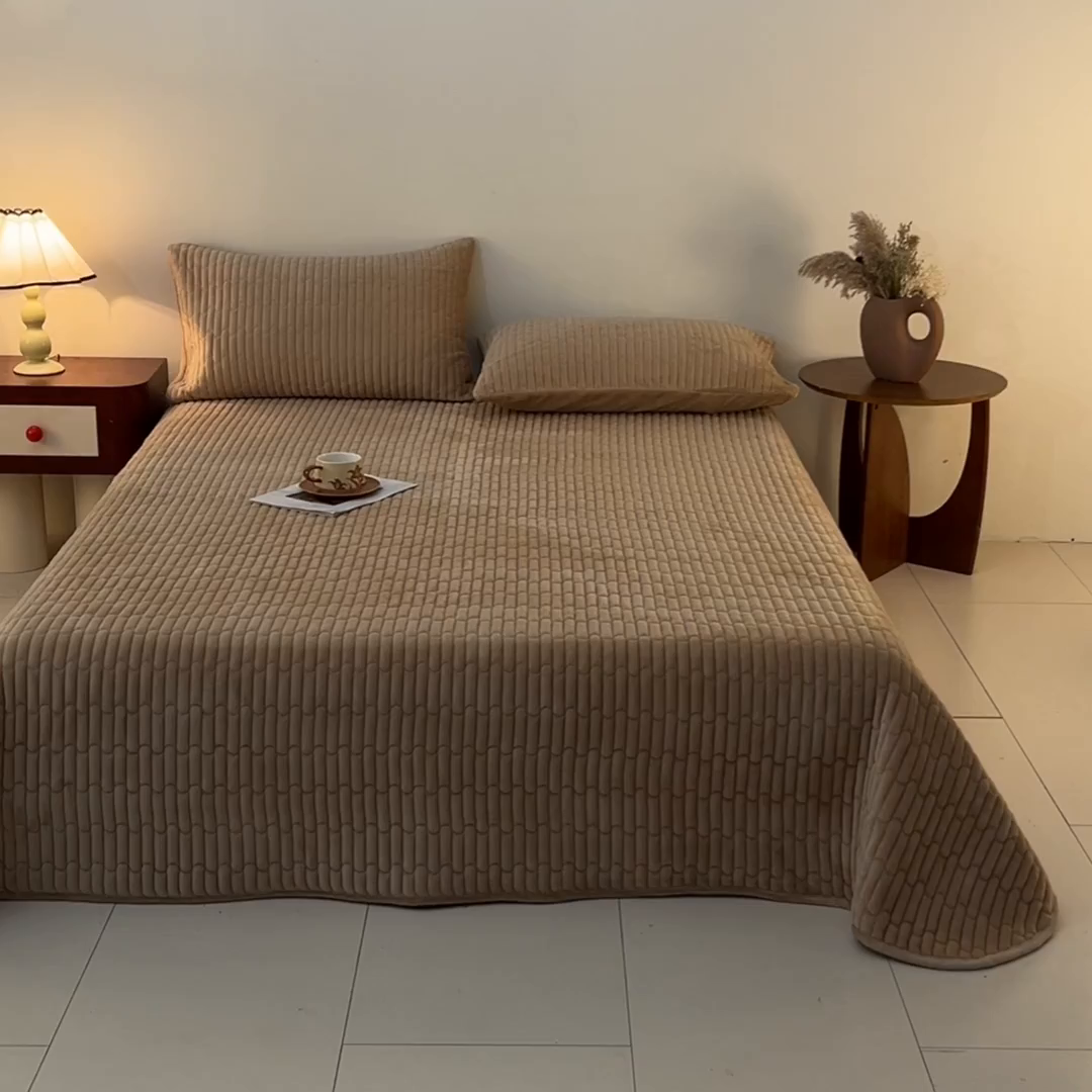 91家纺网 家纺一手货源 找家纺 Sweet dreams甜梦 2025新款A类纯色牛奶绒夹棉床盖 驼色