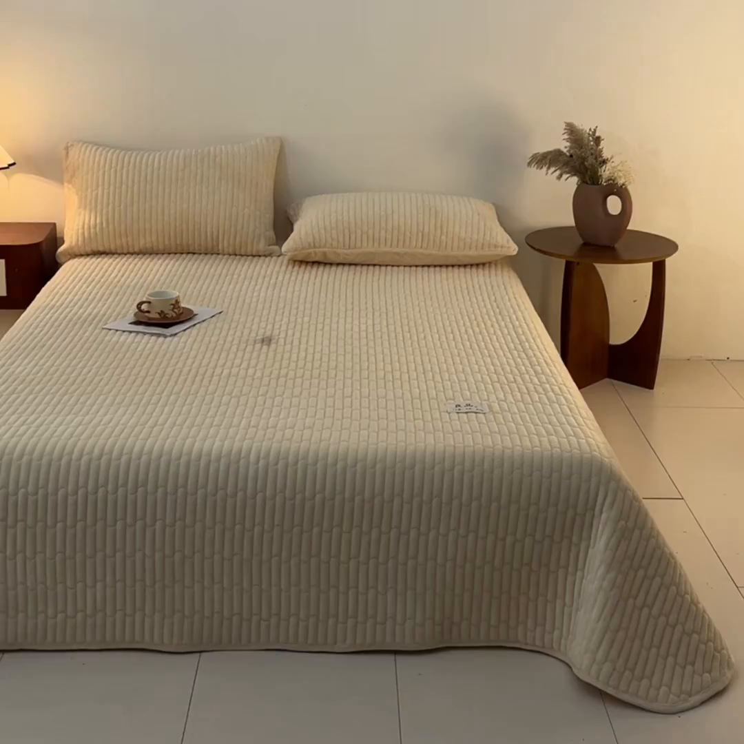 91家纺网 家纺一手货源 找家纺 Sweet dreams甜梦 2025新款A类纯色牛奶绒夹棉床盖 米黄