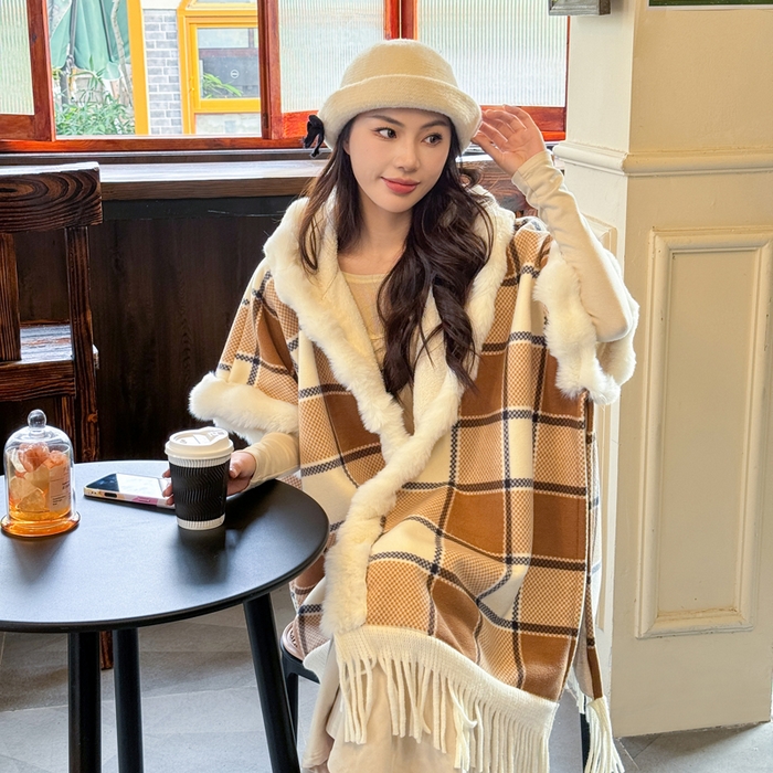 91家纺网 家纺一手货源 找家纺 丹本家纺 2025新款仿羊绒大码流苏大毛领斗篷披肩外套连帽加绒加厚高档秋冬保暖格子大衣 奶咖