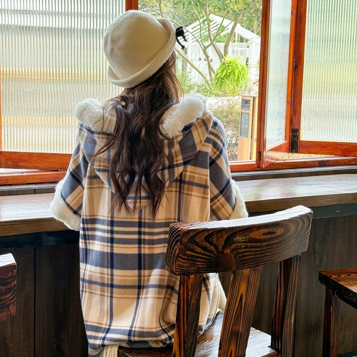 91家纺网 家纺一手货源 找家纺 （总）丹本家纺 2025新款仿羊绒大码流苏大毛领斗篷披肩外套连帽加绒加厚高档秋冬保暖格子大衣