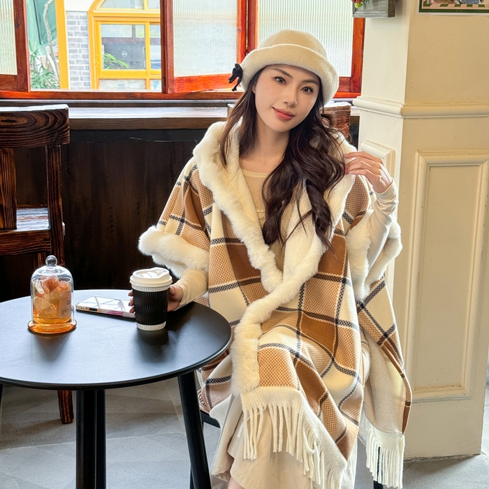 91家纺网 家纺一手货源 找家纺 丹本家纺 2025新款仿羊绒大码流苏大毛领斗篷披肩外套连帽加绒加厚高档秋冬保暖格子大衣 奶咖