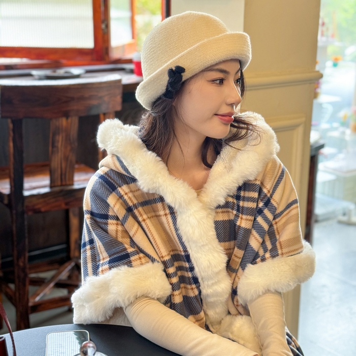 91家纺网 家纺一手货源 找家纺 （总）丹本家纺 2025新款仿羊绒大码流苏大毛领斗篷披肩外套连帽加绒加厚高档秋冬保暖格子大衣