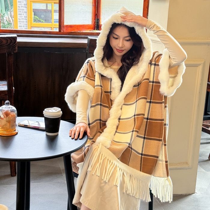 91家纺网 家纺一手货源 找家纺 丹本家纺 2025新款仿羊绒大码流苏大毛领斗篷披肩外套连帽加绒加厚高档秋冬保暖格子大衣 奶咖