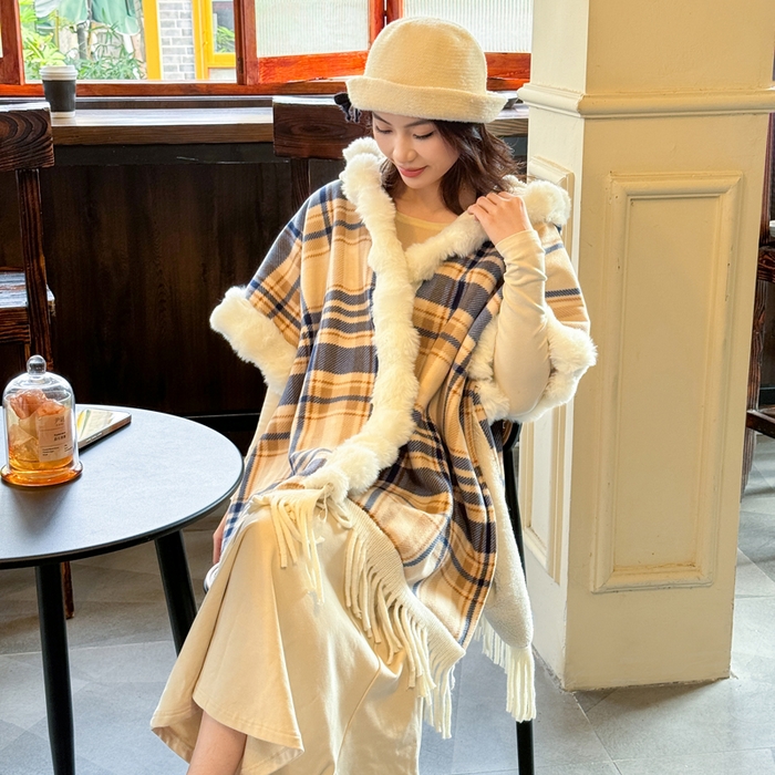 91家纺网 家纺一手货源 找家纺 （总）丹本家纺 2025新款仿羊绒大码流苏大毛领斗篷披肩外套连帽加绒加厚高档秋冬保暖格子大衣