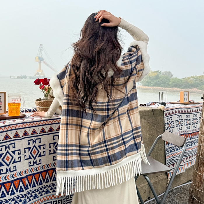 91家纺网 家纺一手货源 找家纺 （总）丹本家纺 2025新款仿羊绒大码流苏大毛领斗篷披肩外套连帽加绒加厚高档秋冬保暖格子大衣