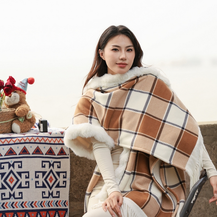 91家纺网 家纺一手货源 找家纺 丹本家纺 2025新款仿羊绒大码流苏大毛领斗篷披肩外套连帽加绒加厚高档秋冬保暖格子大衣 奶咖