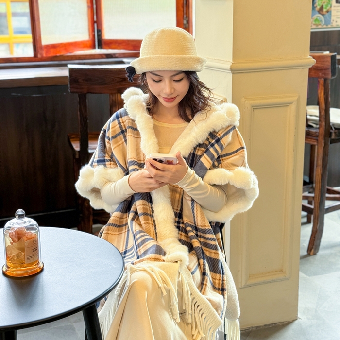 91家纺网 家纺一手货源 找家纺 （总）丹本家纺 2025新款仿羊绒大码流苏大毛领斗篷披肩外套连帽加绒加厚高档秋冬保暖格子大衣