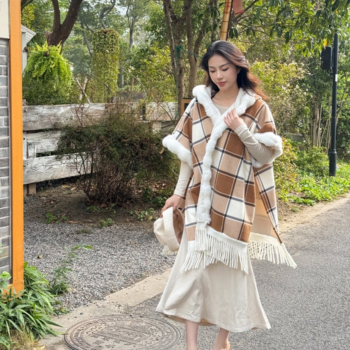 91家纺网 家纺一手货源 找家纺 丹本家纺 2025新款仿羊绒大码流苏大毛领斗篷披肩外套连帽加绒加厚高档秋冬保暖格子大衣 奶咖