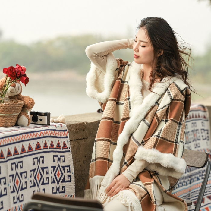 91家纺网 家纺一手货源 找家纺 丹本家纺 2025新款仿羊绒大码流苏大毛领斗篷披肩外套连帽加绒加厚高档秋冬保暖格子大衣 奶咖